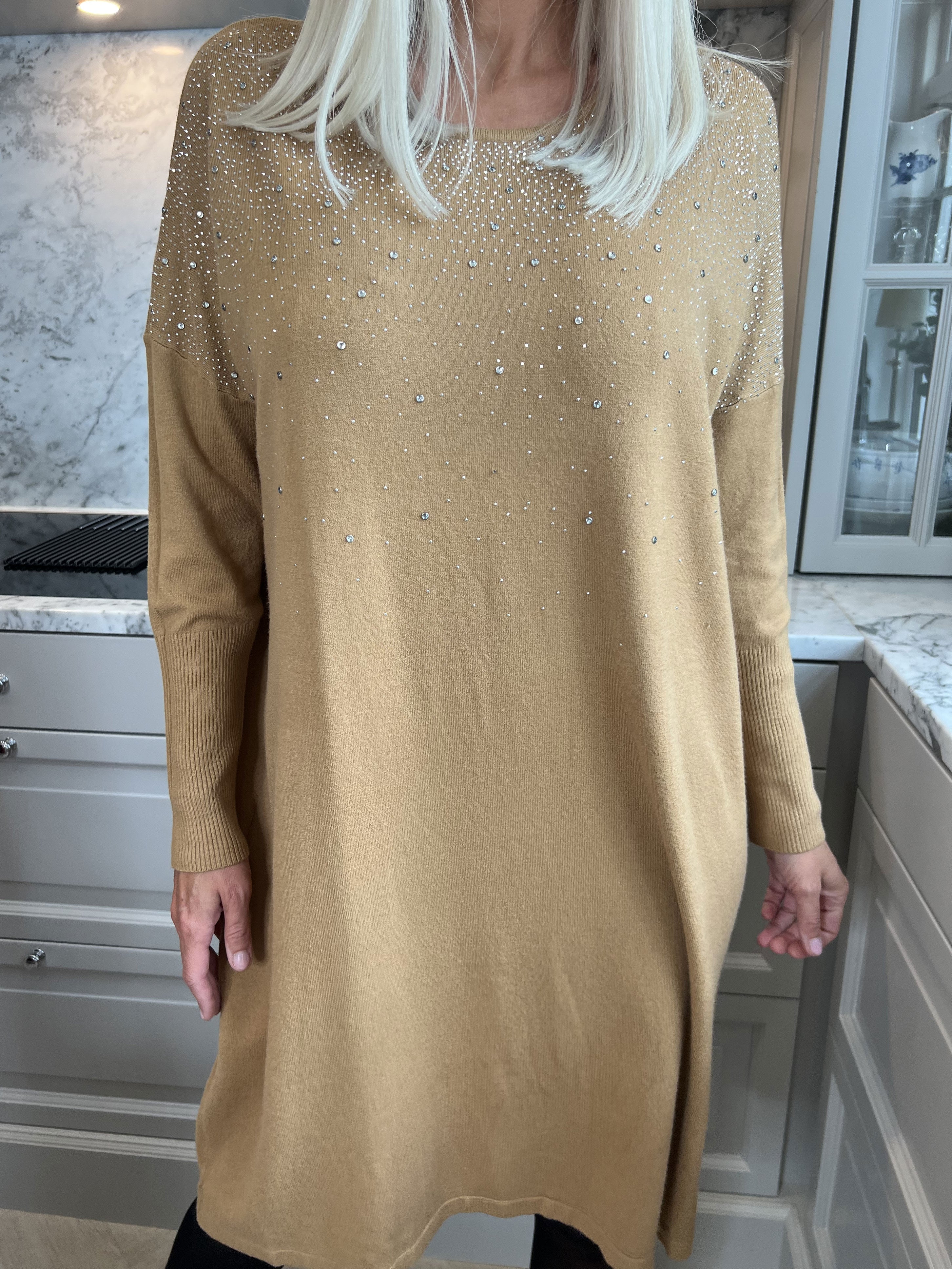 Yasha - Blød strikkjole i strækbart stof pyntet med similisten